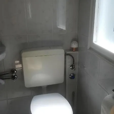 In - Donauknie 35231 Semesterbostad